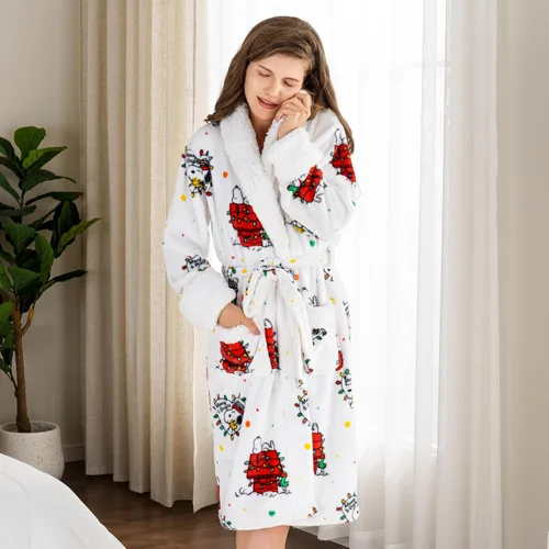 Vista 3 de Berkshire Blanket Peanuts Snoopy - Bata cálida para mujer con exclusiva tela VelvetLoft y cuello Sherpa