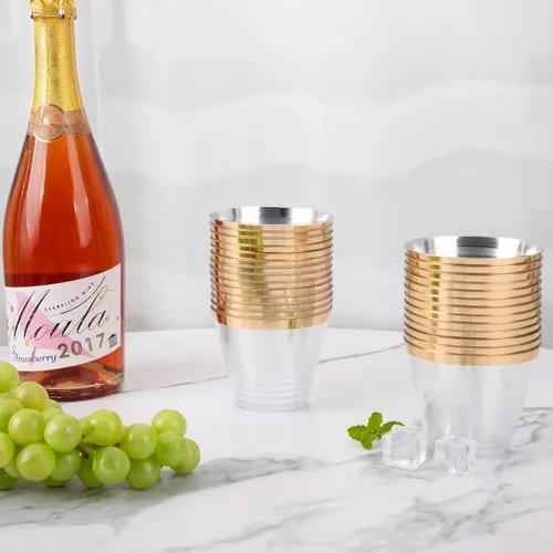 Vista 4 de Nervure 100 platos de plástico rosa malva con borde dorado y 240 vasos de plástico dorados
