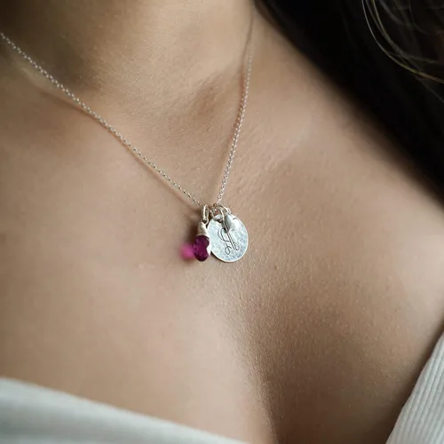 Vista 4 de Keep It Simple - Collar con dije de inicial personalizado de plata y collar con dije de corazón con piedra de nacimiento Swarovski Briolette.