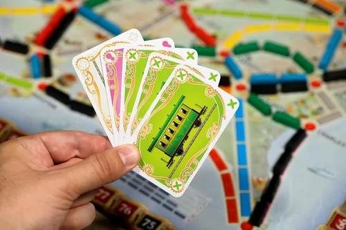 Vista 4 de Ticket to Ride + Azul - Juego de mesa de estrategia de tren de construcción y colocación de azulejos para familias y adultos, juegos de mesa