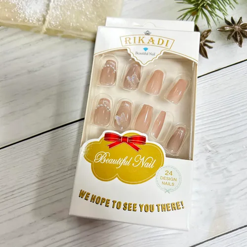 Vista 6 de Uñas postizas acrílicas artificiales con punta francesa en color nude con diseño de mariposa de cristal 3D y perla - Uñas de ataúd brillantes