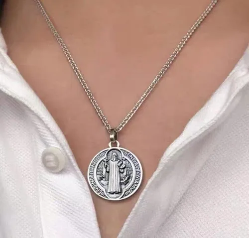 Vista 5 de Zhubobo Collar con medalla de San Benito con colgante de cruz de crucifijo de acero inoxidable, exorcismo, Metal, No es una piedra preciosa