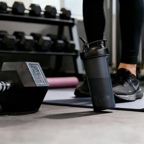 Vista 2 de Botella agitadora, botella mezcladora de proteínas, botella agitadora deportiva con batidor de alambre, ideal para batidos de proteínas y Negro