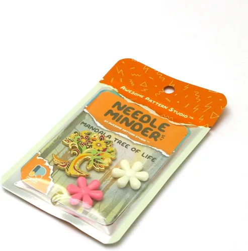 Vista 6 de Awesome Pattern Studio Needle Minder Set - Minder de aguja magnética del árbol de la vida + 2 pinzas de aguja. Pin esmaltado para punto de cruz