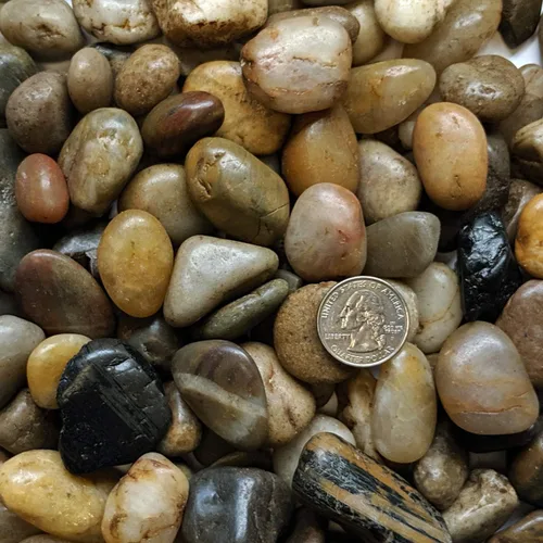Vista 2 de Midwest Hearth Piedras mixtas pulidas decorativas de 1/2 a 1 pulgada (bolsa de 10 libras)