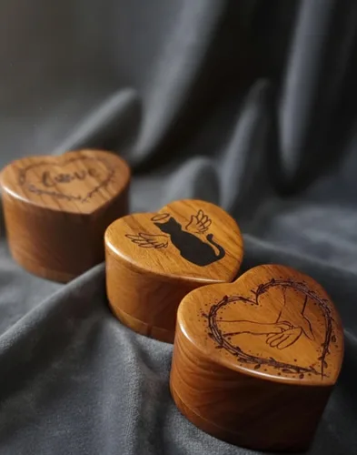 Vista 3 de Urna de recuerdo grabada en forma de corazón de madera, urna de cremación para cenizas de mascotas, perros y gatos, hecha a mano para cenizas