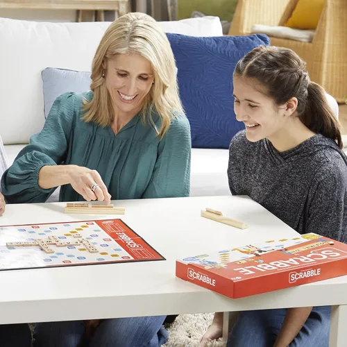 Vista 2 de Hasbro Gaming Juego de mesa Scrabble, juegos clásicos de palabras para niños de 8 años en adelante, divertido juego familiar para 2 a 4 jugadores