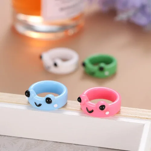 Vista 3 de LIU JUN Juego de 4 anillos de rana para mujer, lindo juego de anillos apilables Y2K de resina acrílica de arcilla gruesa y vintage, anillos