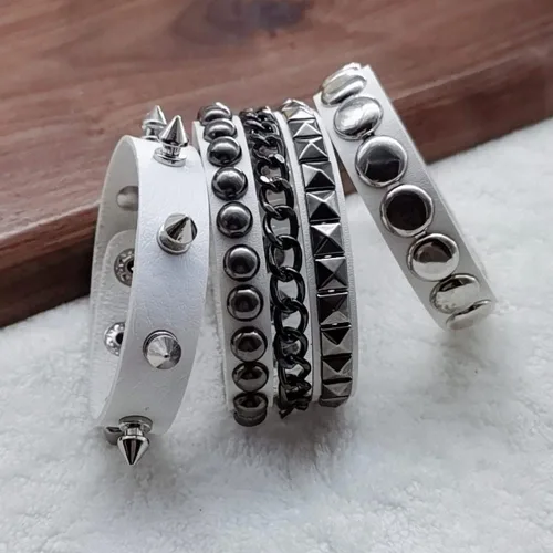Vista 3 de TURTLEDOVE Pulsera de cuero punk – Pulsera de cuero gótica con tachuelas de metal – Accesorios punk rock de los años 80 para hombres y mujeres