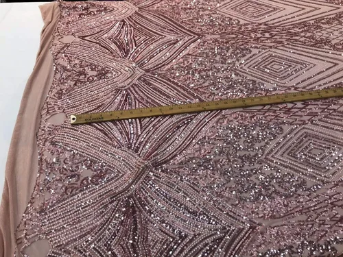 Vista 5 de BORDADO DE DIAMANTE DE DIAMANTE DE ROSA POLVADORA EN UNA MALLA ELÁSTICA DE 4 VÍAS VENDIDO A YARD