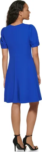 Vista 4 de DKNY Vestido de manga corta con cuello joya acampanado para mujer