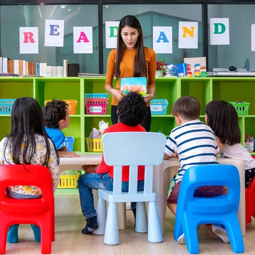 Vista 3 de 24 cestas pequeñas de plástico coloridas para el aula, 12 unidades de 10 x 3 x 2.5 pulgadas, bandeja pequeña para lápices, 12 bandejas organizadoras