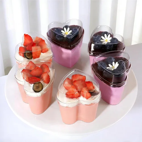 Vista 2 de Paquete de 60 tazas de postre con tapas y cucharas, 5 onzas de plástico transparente en forma de corazón para aperitivos, tazas de parfait