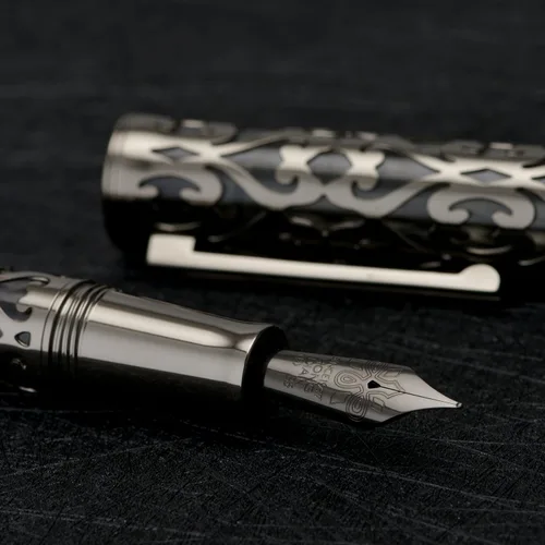 Vista 5 de HONG DIAN D1 - Pluma estilográfica de pistones de punta extra fina y suave, esqueleto hueco negro mate y resina con juego de estuche de metal