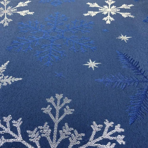 Vista 4 de Camino de mesa tejido jacquard metálico con copos de nieve azul navideño (corredor de 14" x 72")