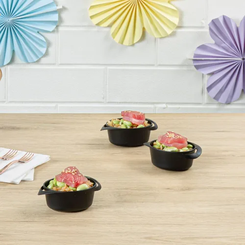 Vista 3 de Restaurantware Mini platos para servir de 3 onzas, 100 mini platos desechables para aperitivos, asas integradas, rectangulares, de plástico
