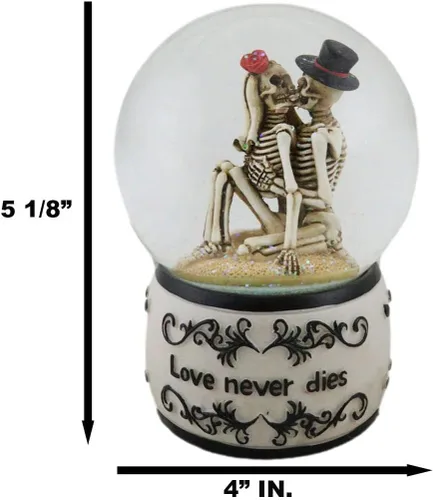 Vista 6 de Ebros Gift Día de los muertos El amor nunca muere besos franceses besándose recién casado esqueletos sentados en la playa de arena globo de agua