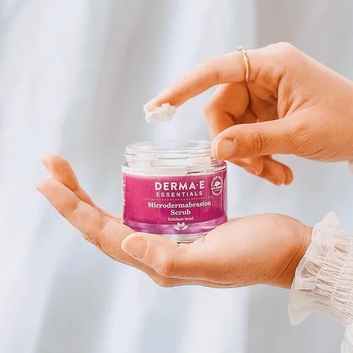 Vista 4 de Derma E - Exfoliante de microdermoabrasión con sal del mar muerto y aceites esenciales cítricos, exfoliante facial suaviza, revitaliza y renueva