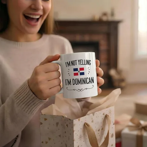 Vista 5 de Casitika Divertidos regalos de República Dominicana. Taza de café de cerámica de 11 onzas con texto en inglés "I'm Not Yelling I'm Dominican". Tazas