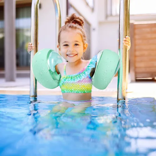 Vista 2 de WYRIAZA Flotadores de brazo para niños (1-6) – Flotadores de natación para niños pequeños con 3 bolsas de aire (XS, S) – Se adapta a 13-44 libras
