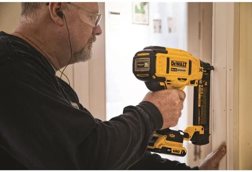 Vista 3 de Pistola de clavos neumática DeWalt DCN680B 20V MAX XR calibre 18 (solo herramienta)