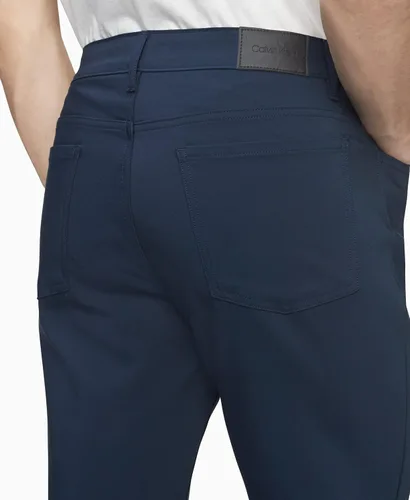 Vista 3 de Calvin Klein Move 365 Stretch Slim Fit - Pantalón tejido resistente a las arrugas para hombre
