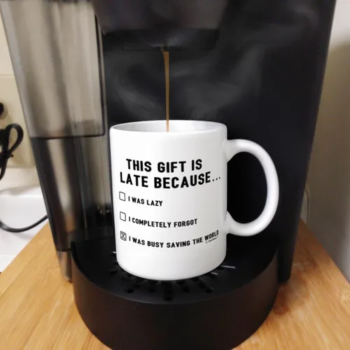 Vista 5 de Happy Late Birthday Gifts This Gift is Late Because I Was Saving World Divertido regalo tardío de 11 oz taza de café de cerámica con asa