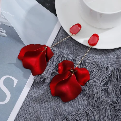Vista 3 de Hofar Aretes acrílicos colgantes de pétalos de rosa, aretes de resina de caída larga, con borlas florales y rosas para mujeres y niñas