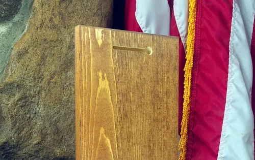 Vista 5 de Abridor de botellas de cerveza rústico con receptor de tapa, montaje en pared o de pie, regalo de madera personalizado
