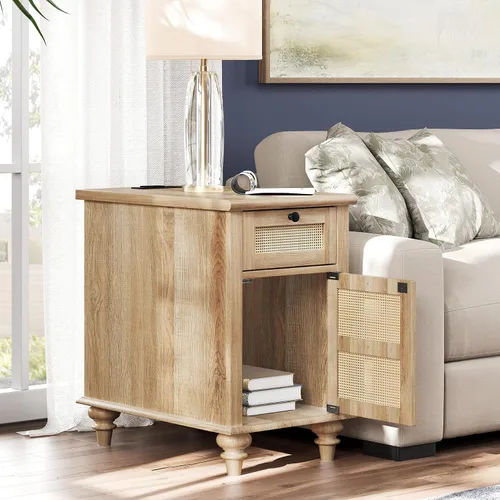 Vista 4 de WAMPAT Mesa auxiliar de granja con estación de carga, mesa auxiliar de madera con tomas de corriente y puertos USB, mesita de noche de ratán