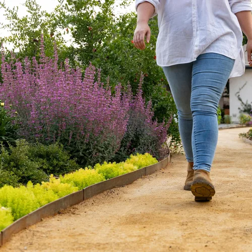 Vista 4 de Edge Right - Borde de acero para jardines con martillo - Tiras de 48" - Profundidad de 6" con parte superior redondeada de 1/4" de acero COR-Ten