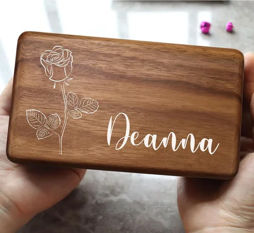 Vista 2 de Caja de joyería de madera personalizada 2025, organizador de joyas, estuche de viaje con nombre y flor de nacimiento para mujeres, mamá, regalos