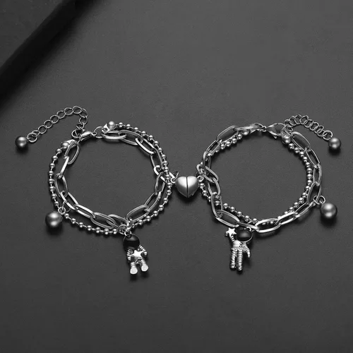 Vista 4 de Axbuldo 2PCS Couple Bracelets for Women Men Space Astronaut Pendants Promise Friendship Bracelet Stainless Steel Mutual Attraction Matching
