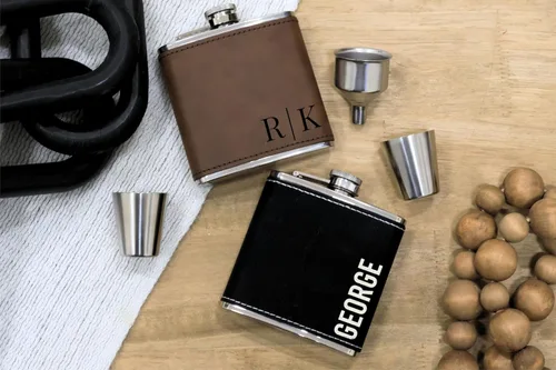 Vista 5 de Frasco personalizado para regalo de boda. Regalo personalizado para bebidas. Frasco de cuero sintético grabado para padrinos de boda (negro y dorado)