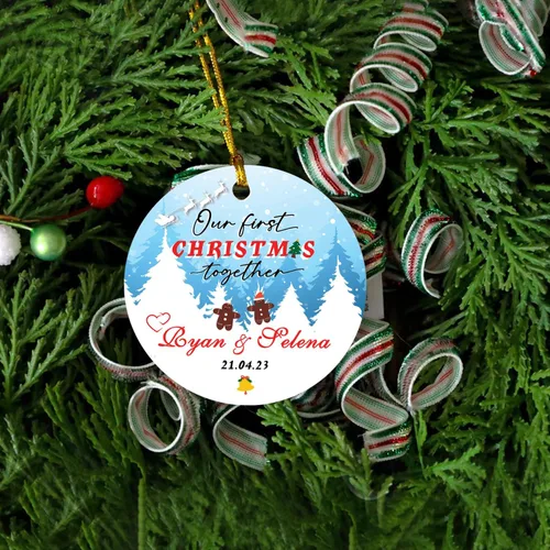Vista 3 de Adorno de Navidad personalizado para parejas, adorno de nuestra primera Navidad juntos, regalo de recuerdo personalizado para parejas, adorno