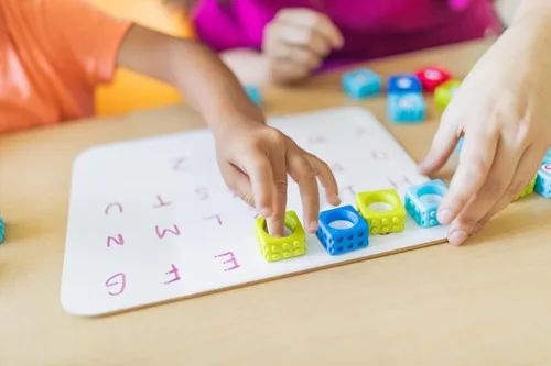 Vista 7 de Educational Insights Alphabet BubbleBrix - Juguetes sensoriales de aprendizaje del alfabeto, manipuladores de alfabetización para preescolares