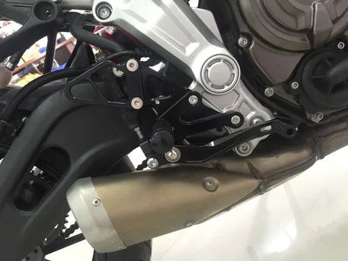 Vista 6 de FXCNC Juego de clavijas traseras CNC Billet para motocicleta, reposapiés totalmente ajustables, compatible con MT-07 FZ07 MT07 FZ-07 FZ-07