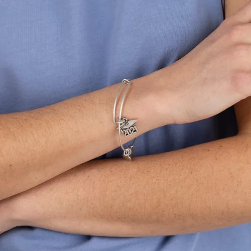 Vista 3 de Alex and Ani Connections - Brazalete expandible para mujer dije de gorra de graduación 2021 acabado plateado raeliano de 2 a 35 pulgadas Metal