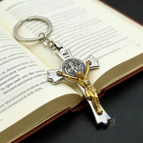 Vista 3 de 12 llaveros de San Benito para el bautismo, primera comunión, religioso, católico, conmemorativo, regalo conmemorativo, Crucifijo de dos tonos