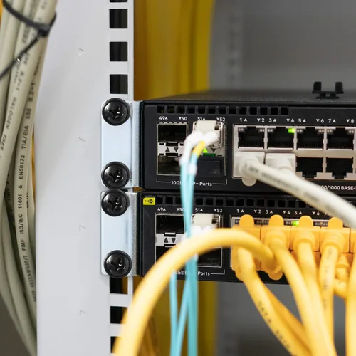 Vista 2 de kwmobile Kit de 50 tuercas jauladas, pernos y arandelas M6 – para equipos de montaje en rack en panel de conexiones, gabinetes de red de datos