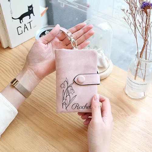 Vista 4 de Cartera personalizada con flor de nacimiento y nombre, pequeña cartera de cuero para mujeres, adolescentes, niñas, regalos personalizados