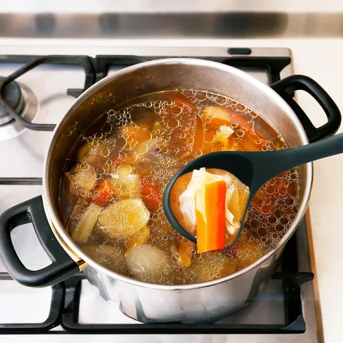 Vista 3 de Zulay Kitchen Cucharón para sopa: ergonómico, resistente al calor y versátil para servir sopa, chile, salsa y más, color negro