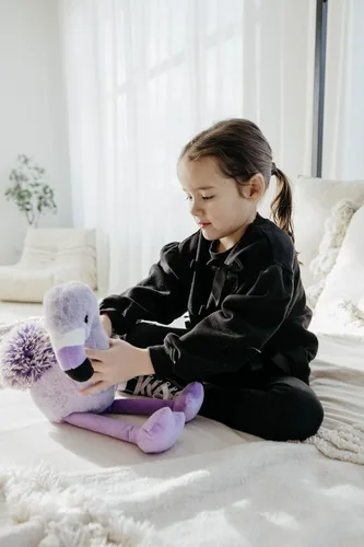 Vista 9 de The Petting Zoo Peluche de flamenco morado, regalos para niños, juguete de peluche de flamenco de Pazzion morado, 12 pulgadas