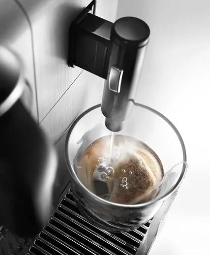 Vista 5 de Nespresso Lattissima Pro Espresso Machine de De'Longhi con espumador de leche, color plateado