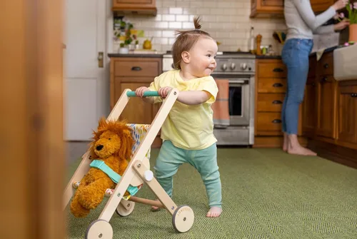 Vista 4 de LOVEVERY The Buddy Stroller Cochecito de muñeca de juguete de madera para juego de simulación, a partir de 12 meses