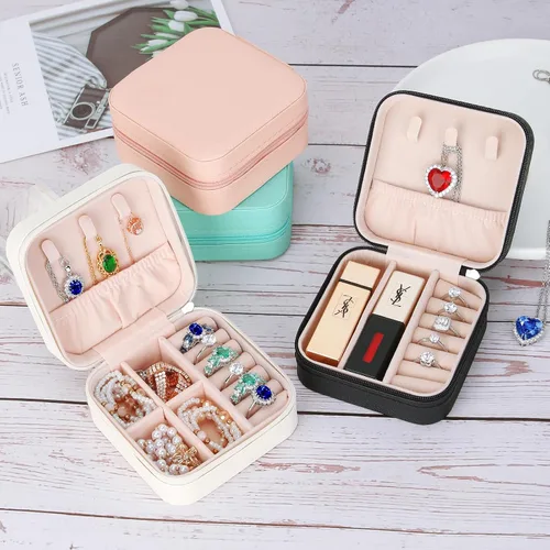 Vista 6 de LETURE Joyero pequeño de piel sintética, estuche portátil de viaje para anillos, colgantes, aretes, collares, organizador de pulseras, cajas