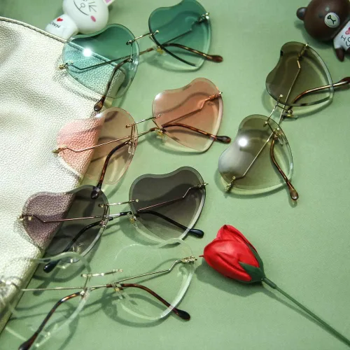 Vista 5 de Dollger Lentes de sol con forma de corazón para mujer sin montura de metal delgado con forma de corazón UV400 transparentes