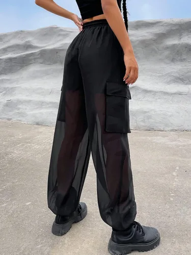 Vista 2 de OYOANGLE Pantalones cargo de malla transparente con cordón en la cintura y bolsillo con solapa para mujer