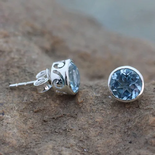 Vista 2 de NOVICA Aretes artesanales hechos a mano con topacio azul, joyería de plata de ley 925, piedra natal de la India "Spark of Life", Plata de ley Gema