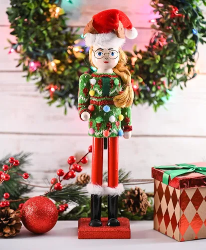 Vista 2 de Ornativity Cascanueces Suéter Feo de Navidad – Cascanueces de Madera Roja y Verde de Mujer con Suéter Feo y Sombrero de Reno Decoraciones de Figura